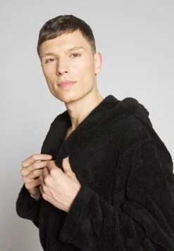 Pier One Albornoz - Black 11 Pier One Albornoz - Black -Pier One Tienda 46ddd89e67e647d9a552c22e74d82b35