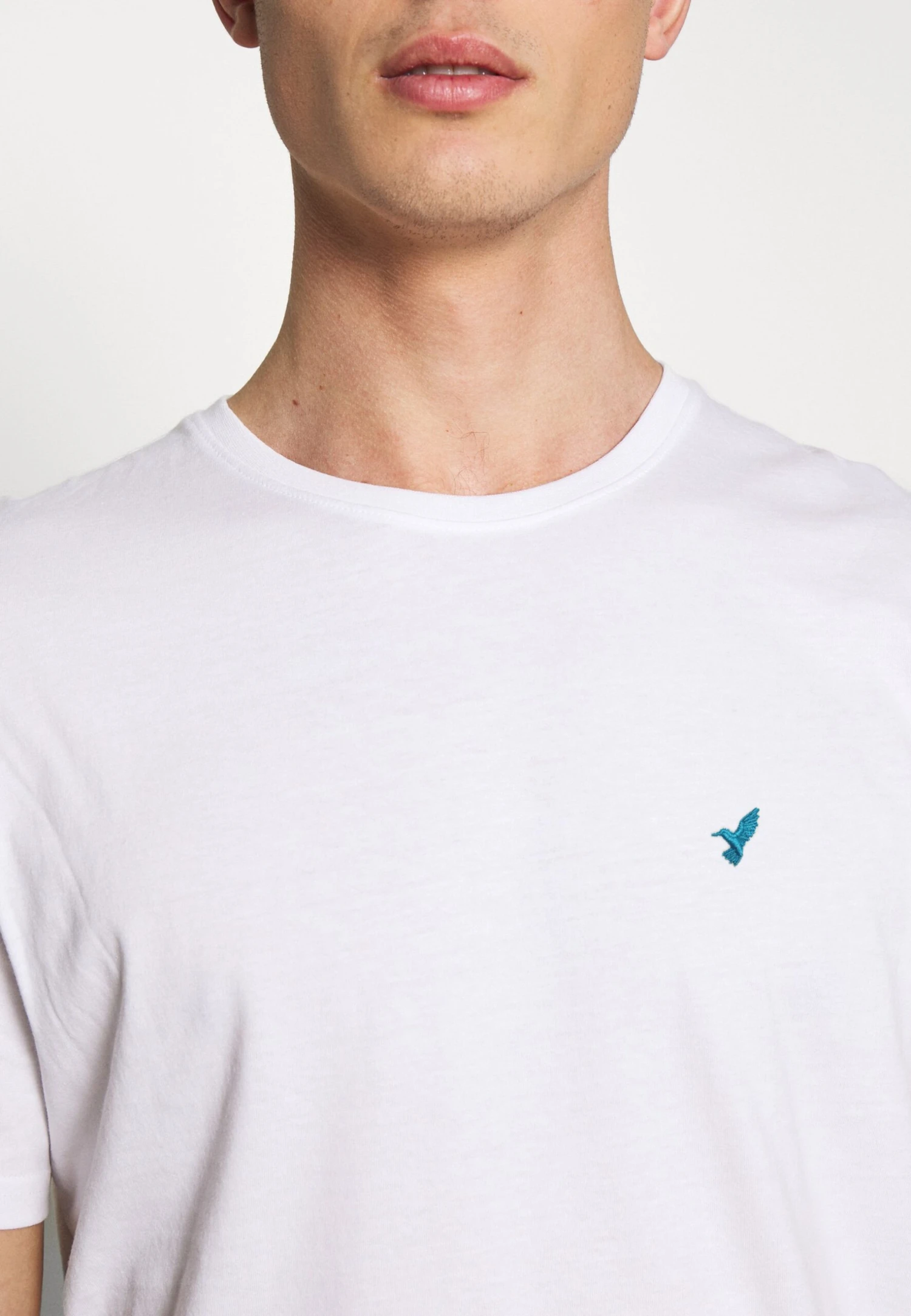 Pier One Camiseta Básica - White 7 Pier One Camiseta Básica - White - Imagen 5