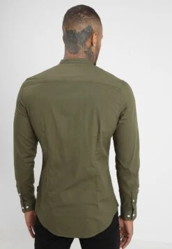 Pier One Muscle Fit Stand- Camisa - Oliv -Pier One Tienda 6203a98ce2074a57aa2427fe331f99cb