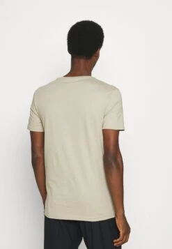 Pier One 5 Pack - Camiseta Básica - White/Dark Grey/Black -Pier One Tienda d4309172134f476283eb4fd8b00555ed